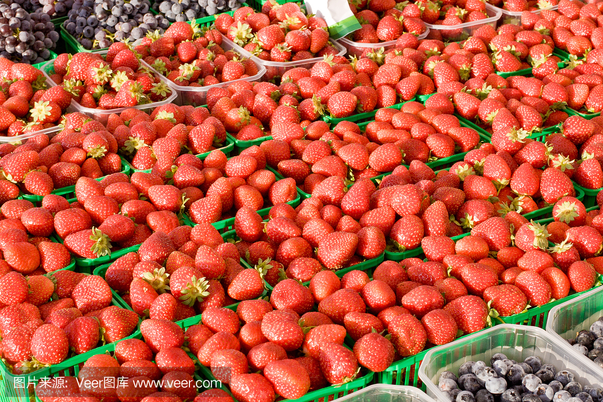 新鲜草莓在农贸市场出售